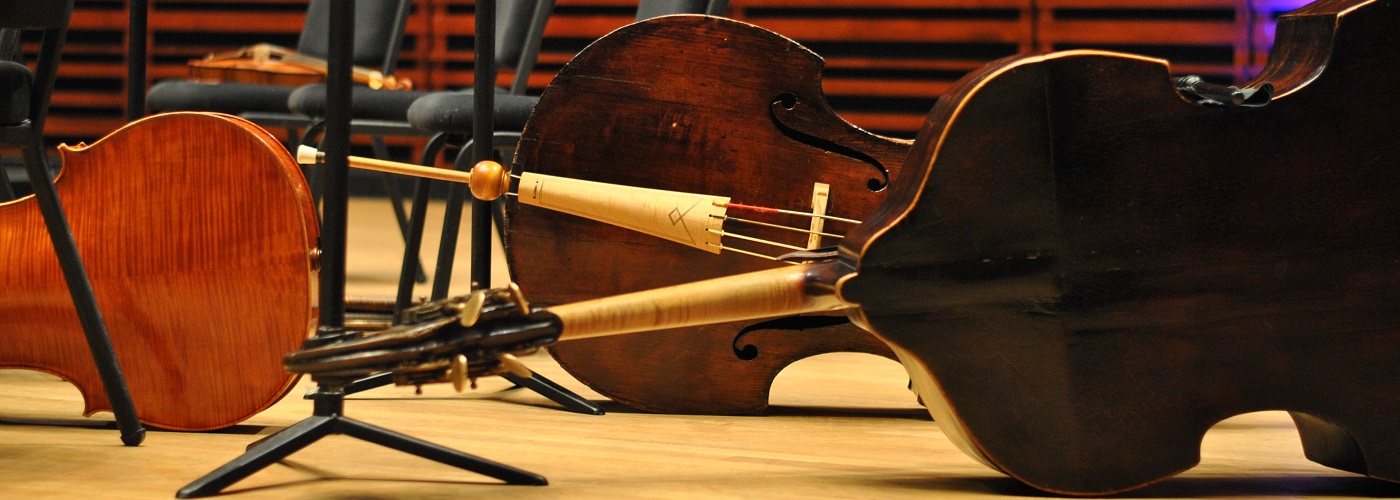 Les instruments du Philharmonia Baroque Orchestra en attente du concert au Club musical de Québec.